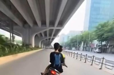 Điều tra, xử lý 2 thiếu niên điều khiển xe máy lạng lách trên đường phố Hà Nội