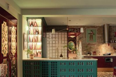 Biến căn hộ cũ 80m² thành không gian Art Deco với gam xanh - đỏ nổi bật