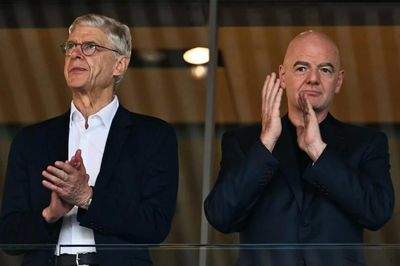Arsene Wenger cùng nhiều quan chức cấp cao FIFA quay lưng lại với chủ tịch Infantino