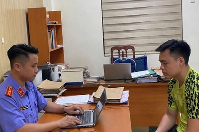 Khởi tố người đàn ông xịt nước vào thợ tháo dỡ nhà sát vách