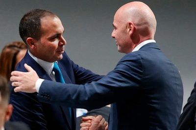 Chủ tịch Infantino và FIFA bị tố 'tống tiền'