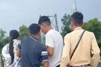 Thiếu tá Cảnh sát giao thông lao qua lan can cầu kịp cứu một phụ nữ định tự vẫn