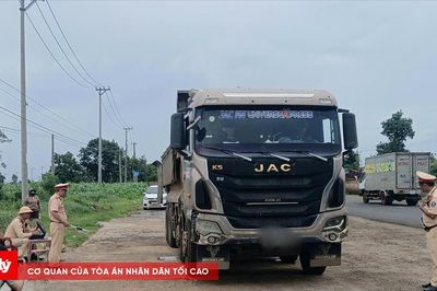 Xe chở quá tải 82%, tài xế và doanh nghiệp bị phạt nặng