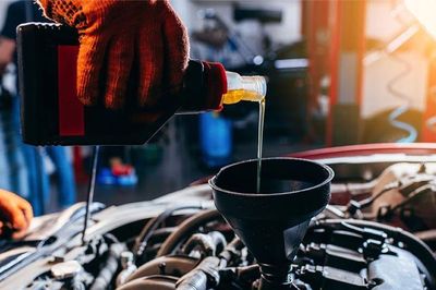 Nên thay dầu nhớt ô tô trước hay sau chuyến đi đường dài?