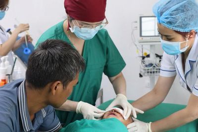 Bị chó hàng xóm cắn, bé trai 2 tuổi tổn thương nghiêm trọng vùng mặt