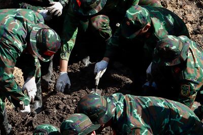 Tiếp tục phát hiện thêm 12 hài cốt liệt sĩ cùng 7 bộ di vật ở công viên Lê Thị Riêng
