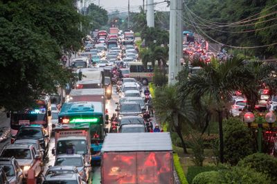 Hà Nội ùn tắc vào giờ tan tầm, nghìn người 'chôn chân' giữa mưa lớn