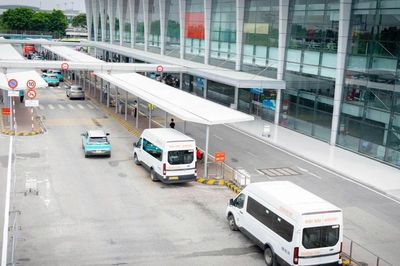 Sân bay Nội Bài cho xe biển vàng đón trả, khách trước sảnh tại Nhà ga T1