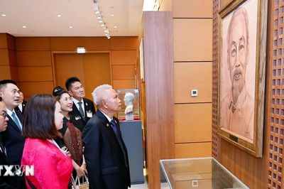 Chủ tịch Quốc hội kiêm Chủ tịch Hạ viện Thái Lan tham quan Nhà Quốc hội