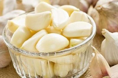 Ăn tỏi sống mỗi ngày, người đàn ông 28 tuổi bất ngờ khi đi khám