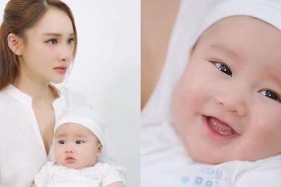 Hé lộ diện mạo khôi ngô của con trai thứ 3 nhà Trường Giang – Nhã Phương