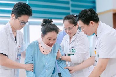 Bác sĩ Việt giúp người phụ nữ Lào tự đi lại sau 8 tháng bị liệt