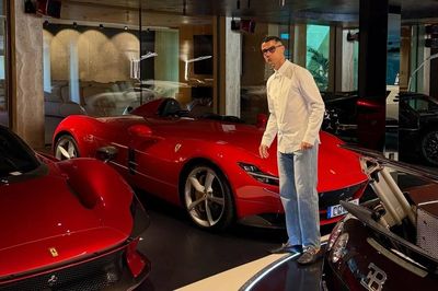 Cristiano Ronaldo khoe dàn 'đồ chơi' đắt đỏ trên Facebook