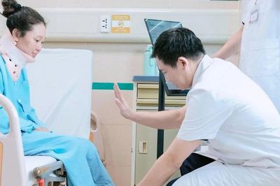 Bán cả đàn bò sang Việt Nam chữa bệnh, người phụ nữ Lào tự đi lại sau 8 tháng bị liệt