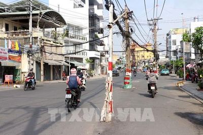 Tréo ngoe hàng chục trụ điện chơi vơi giữa con đường nghìn tỷ
