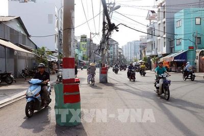TP. Hồ Chí Minh: Hàng chục cột điện án ngữ giữa đường Chu Văn An