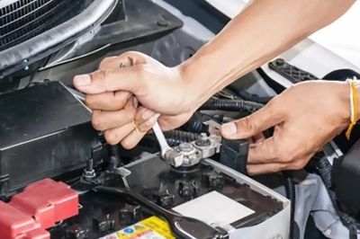 Xe để lâu không đi, có nên lắp bộ ngắt kết nối ắc quy?