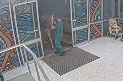 Bị bệnh nhân bất ngờ tấn công, phản ứng của nam điều dưỡng gây xôn xao