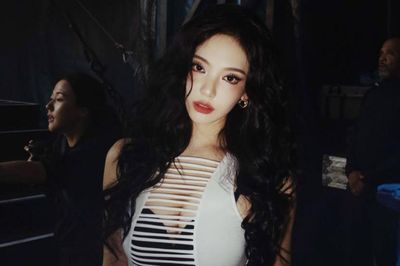Ningning (aespa) gây sốt với trang phục cắt xẻ táo bạo
