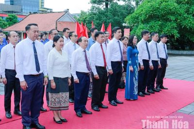 Đoàn đại biểu HĐND hai tỉnh Thanh Hóa - Hủa Phăn dâng hoa, dâng hương tưởng niệm Chủ tịch Hồ Chí Minh