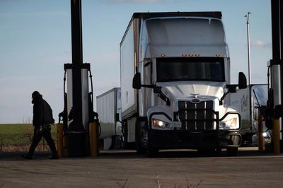 Giá dầu diesel trở thành bài toán khó với Tổng thống Trump