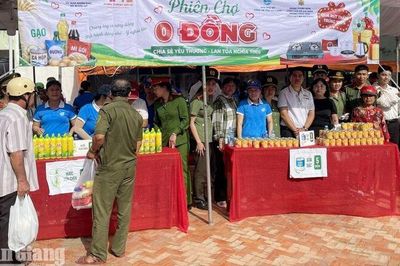 Trao 300 phần quà tại 'Phiên chợ 0 đồng' xã Nhơn Mỹ