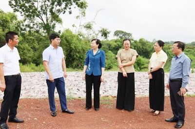 Chủ tịch Ủy ban MTTQ tỉnh Nguyễn Thị Hà kiểm tra việc dùng quỹ hỗ trợ thiên tai tại xã Tiên Lục