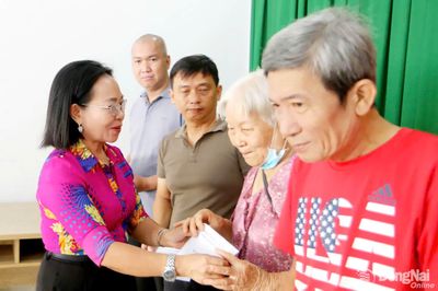 Tặng 228 phần quà cho nạn nhân chất độc da cam