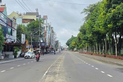 Phường Pleiku tháo dỡ dải phân cách trên đường Lê Lợi để giảm ùn tắc giao thông