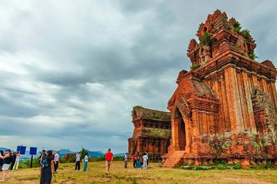 Các đoàn võ thuật tham quan tháp Bánh Ít và thiền viện Thiên Hưng