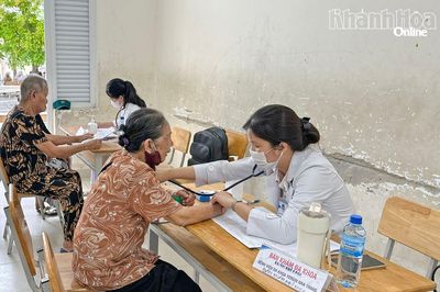 Phường Nha Trang khám sức khỏe định kỳ, khám sàng lọc miễn phí cho người dân