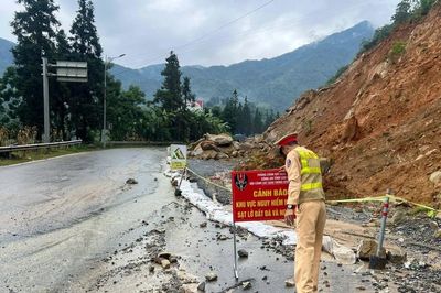 Mưa lớn gây nhiều điểm sạt lở trên Quốc lộ 4D, lực lượng chức năng tăng cường cảnh báo