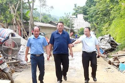Bí thư Đảng ủy xã Sín Chéng kiểm tra tiến độ các công trình trọng điểm