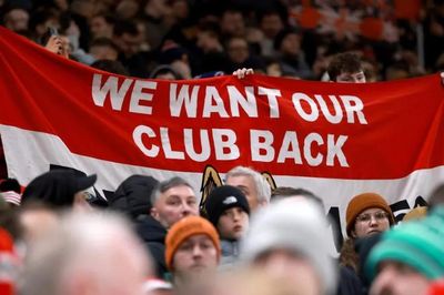 Manchester United xin lỗi cổ động viên vì sai sót trong chiến dịch quét vé chợ đen