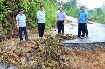 Trưởng ban Nội chính Tỉnh ủy Phùng Tiến Quân kiểm tra điểm sạt lở và công tác phòng chống thiên tai tại xã Lùng Tám