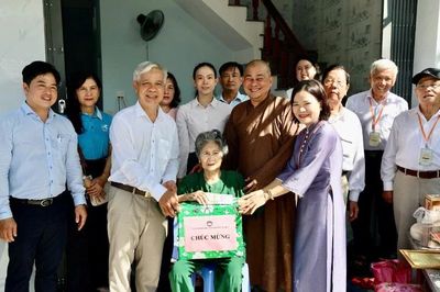 Chùa Sắc tứ Khải Đoan (tỉnh Đắk Lắk) tặng nhà Đại đoàn kết đến hộ nghèo tại phường Tuy Hòa