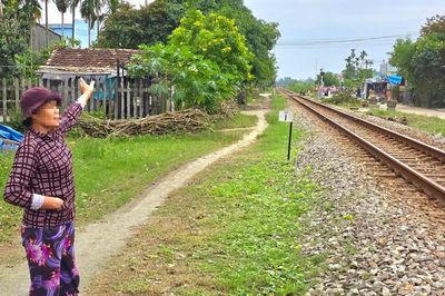 Đứng bên trong khổ giới hạn đường sắt tại Đà Nẵng, người đàn ông bị tàu hàng tông tử vong