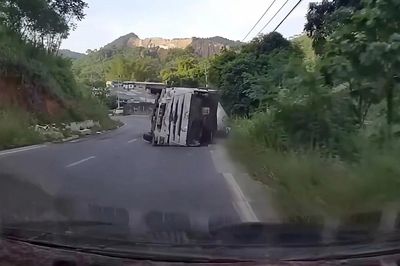 Khoảnh khắc xe tải lật ngang giữa khúc cua, ô tô không kịp tránh