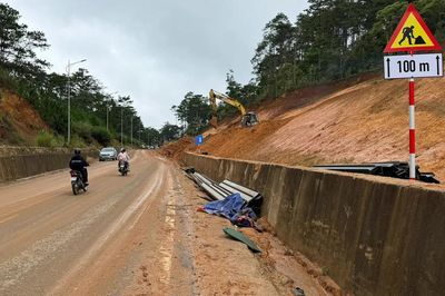 Khẩn trương khắc phục các điểm sạt lở, đảm bảo giao thông trên quốc lộ 24