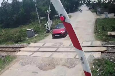 Quảng Trị: Cố tình vượt đường ngang đường sắt, hai tài xế bị phạt 38 triệu đồng
