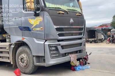 Nghệ An: Va chạm xe đầu kéo và xe máy trên tuyến tránh Vinh, 2 người thương vong