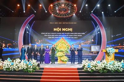 Bộ trưởng Trần Hồng Minh trao quyết định công nhận Bắc Ninh đạt tiêu chí đô thị loại 1