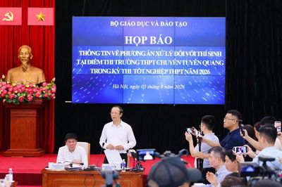 Có sự móc nối giữa phụ huynh và giáo viên tại điểm thi Trường THPT chuyên Tuyên Quang