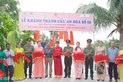 Khánh thành cầu nông thôn do ca sĩ Hòa Minzy tài trợ