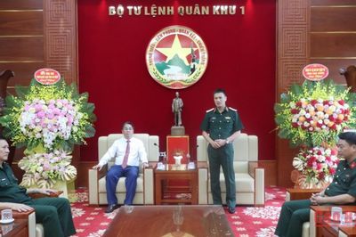 Bí thư Tỉnh ủy Phan Thăng An chúc mừng Tư lệnh Quân khu 1