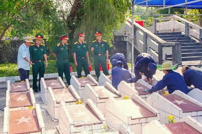 Quân khu 9 kiểm tra công tác lấy mẫu hài cốt liệt sĩ phục vụ giám định ADN tại Cà Mau