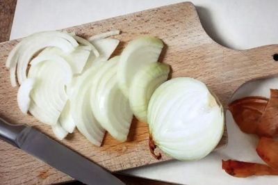 Thái hành tây không còn sợ cay mắt nhờ áp dụng những mẹo đơn giản này