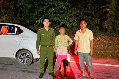 Nhớ bố, bé gái 10 tuổi một mình rời nhà đi tìm, may mắn được công an phát hiện trong đêm