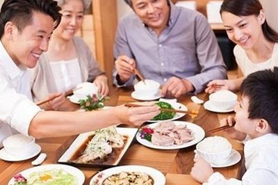 5 thói quen trong bữa tối âm thầm gây hại sức khỏe, nhiều người mắc phải mỗi ngày