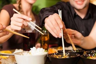 Nhìn cách ăn cơm cũng đủ biết một người có được dạy dỗ tử tế từ nhỏ hay không